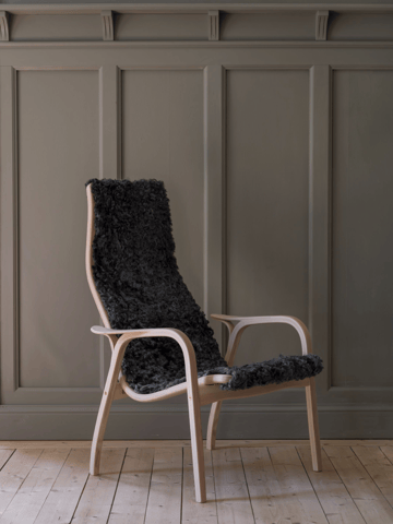 라미노 Anniversary Edition armchair and footstool - White pine-Gotlandic sheepskin - Swedese | 스웨데제